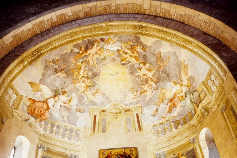 Affresco con Gloria d'angeli e colomba dello Spirito Santo